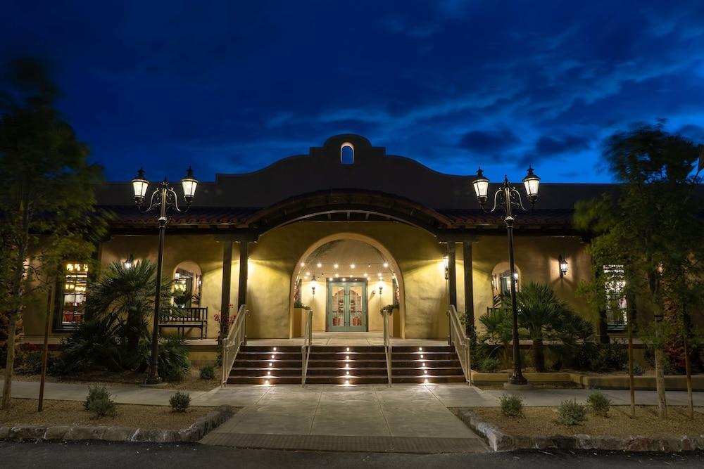 The Inn At Indian Village 外观 照片 The entrance to the San Tan Valley town hall