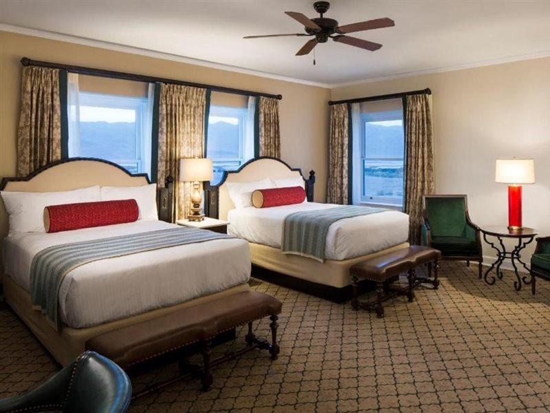 The Inn At Indian Village 外观 照片 A guest room at the Omni Shoreham Hotel