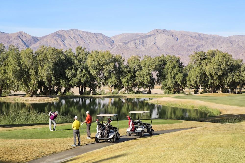 The Inn At Indian Village 外观 照片 Golfers at the 17th hole