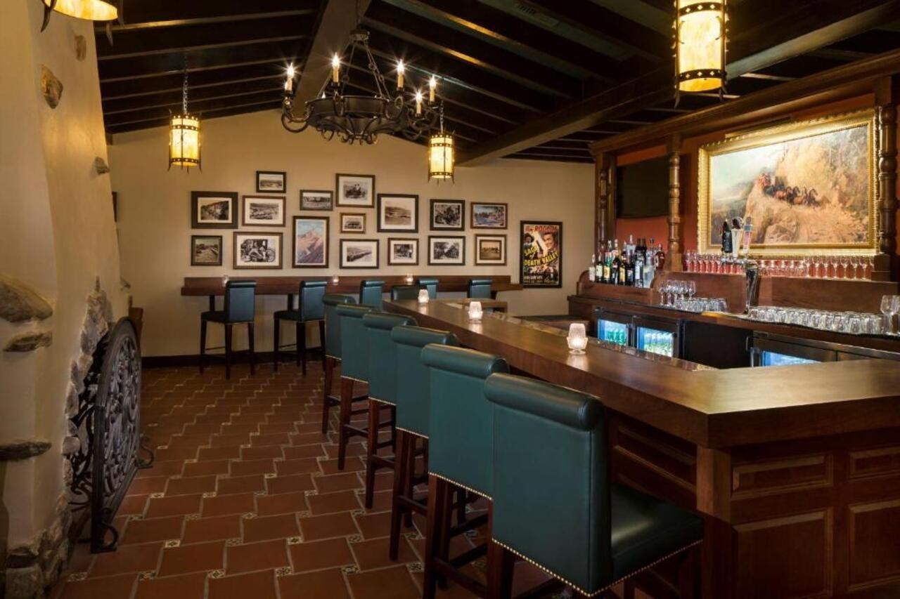 The Inn At Indian Village 外观 照片 The bar at the Santa Barbara Club