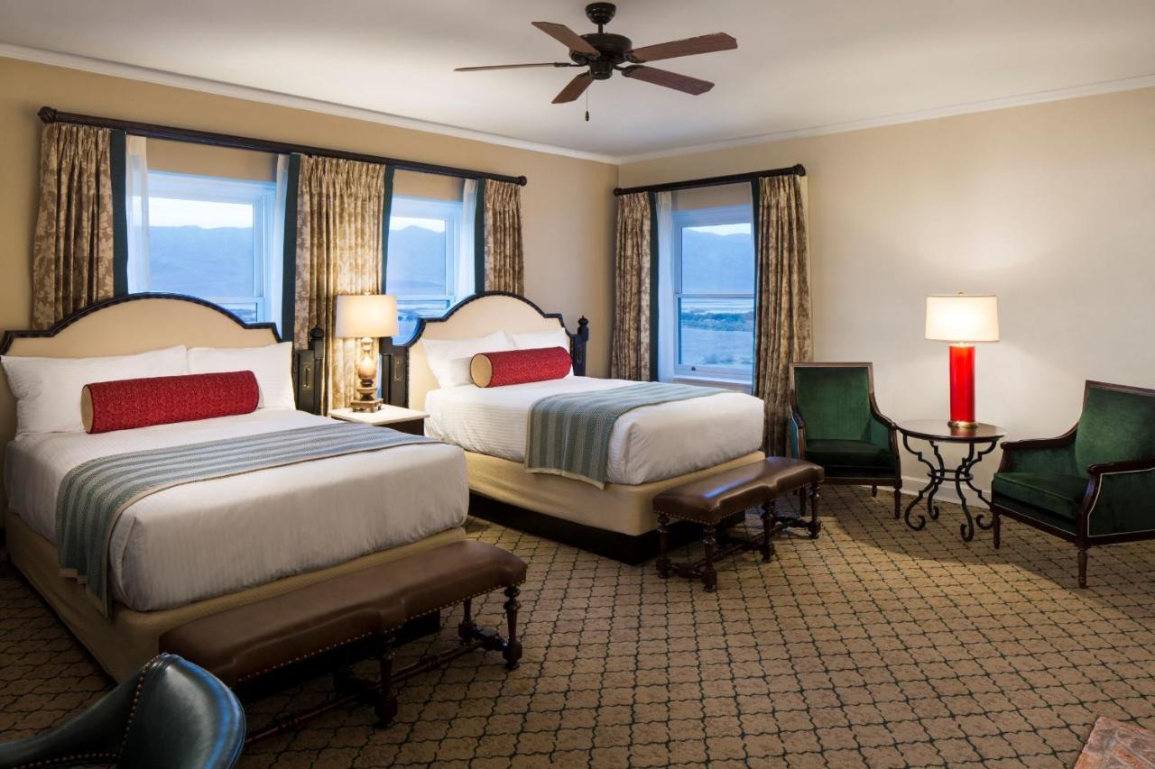 The Inn At Indian Village 外观 照片 A guest room at the Omni Grove Park Inn