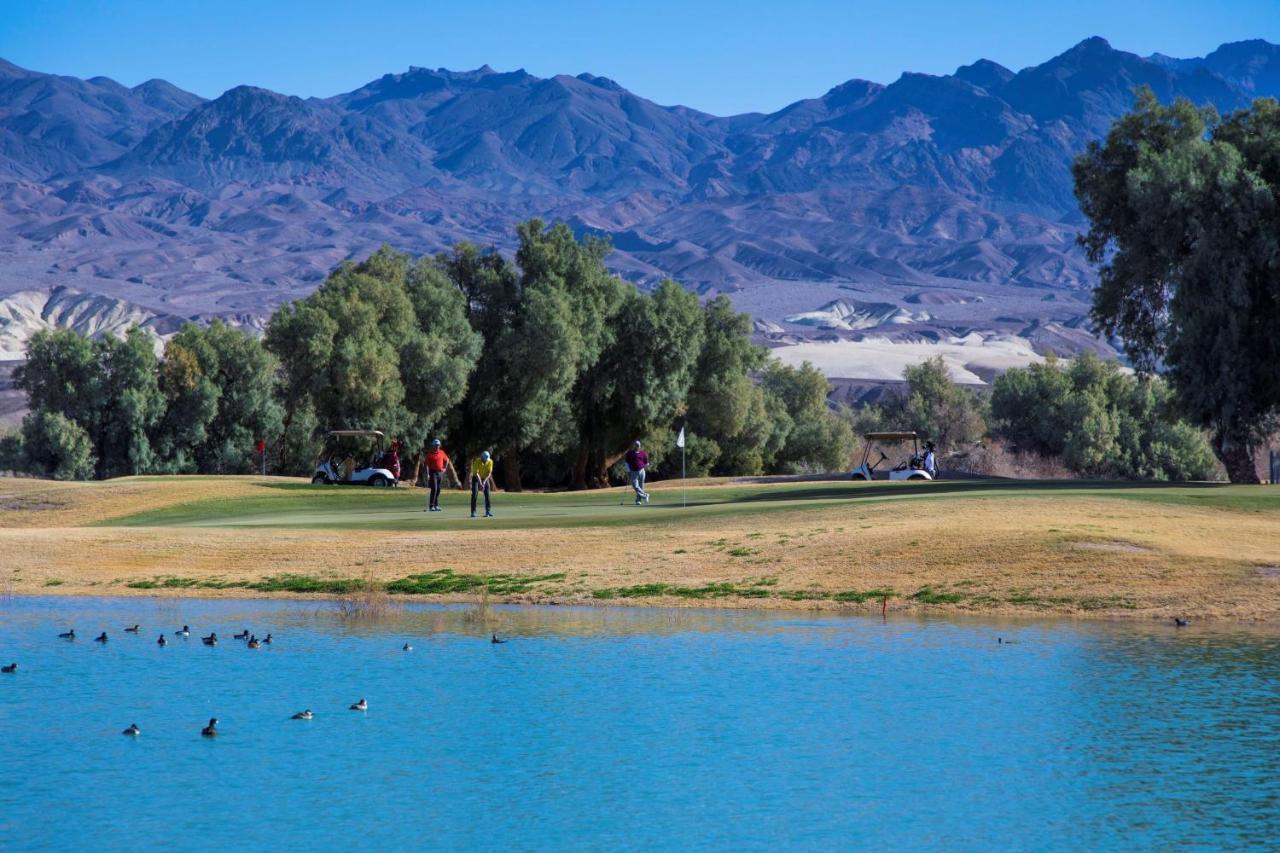 The Inn At Indian Village 外观 照片 Golfers at the 18th green of the Mountain Shadows Golf Club